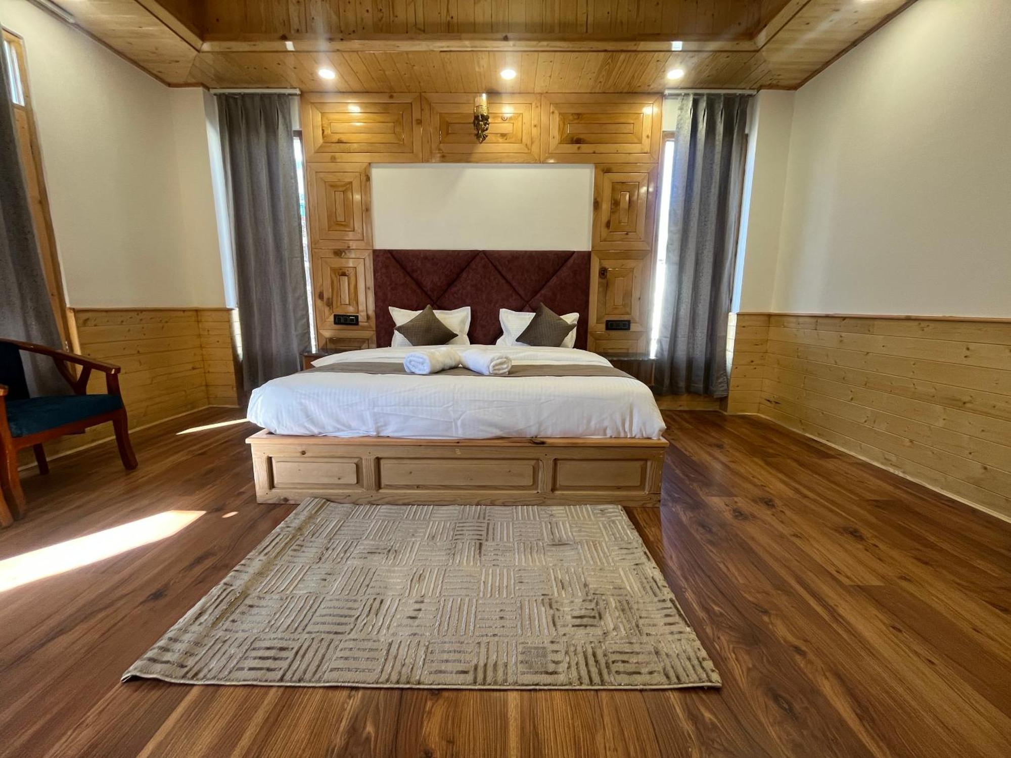 Hotel Mountain Blue Manali (Himachal Pradesh)