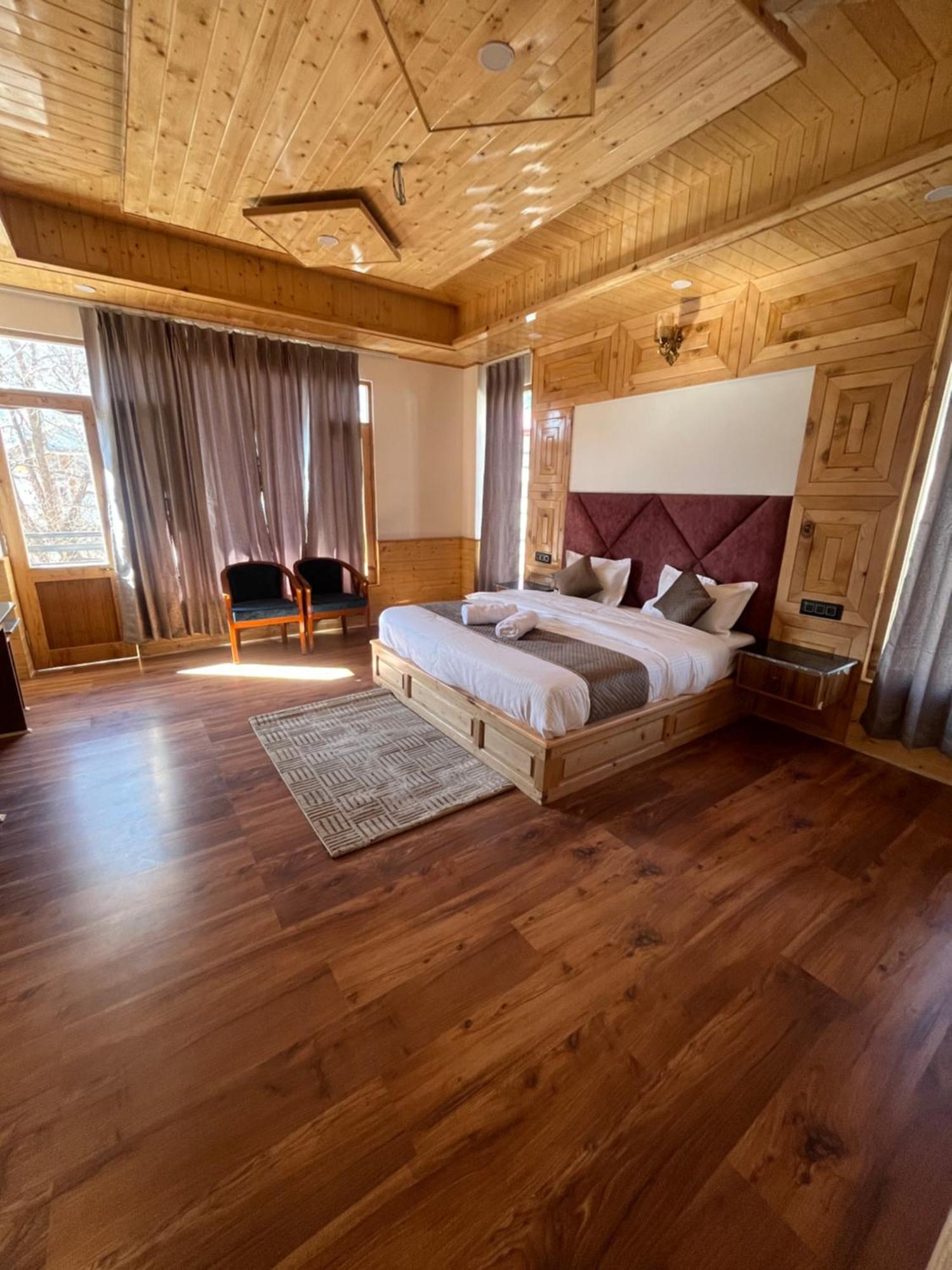 Hotel Mountain Blue Manali (Himachal Pradesh)